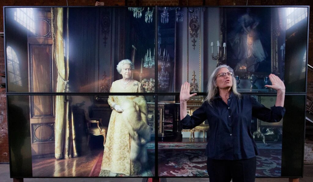 Энни Лейбовиц на своей выставке посвященной королеве Елизавете II