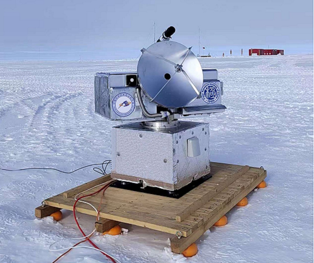    Апертура телескопа — всего 60 см зато он «видит» в терагерцевом (субмиллиметровом) диапазоне.