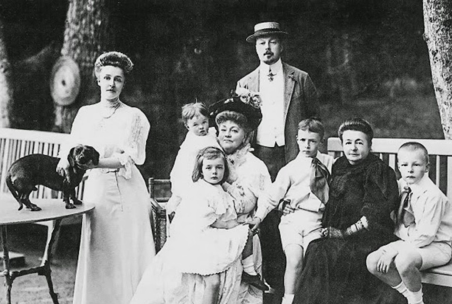 Маленький Владимир Набоков с семьей