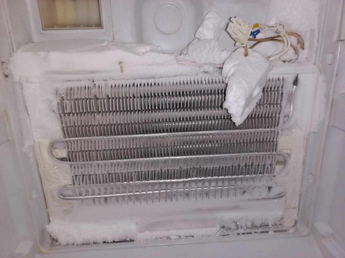 Таких образований снега и льда на испарителе холодильника с No Frost быть не должно. На фото видно, что есть проблемы с узлами системы.