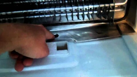 На фото дренажное отверстие под испарителем для отвода талой воды