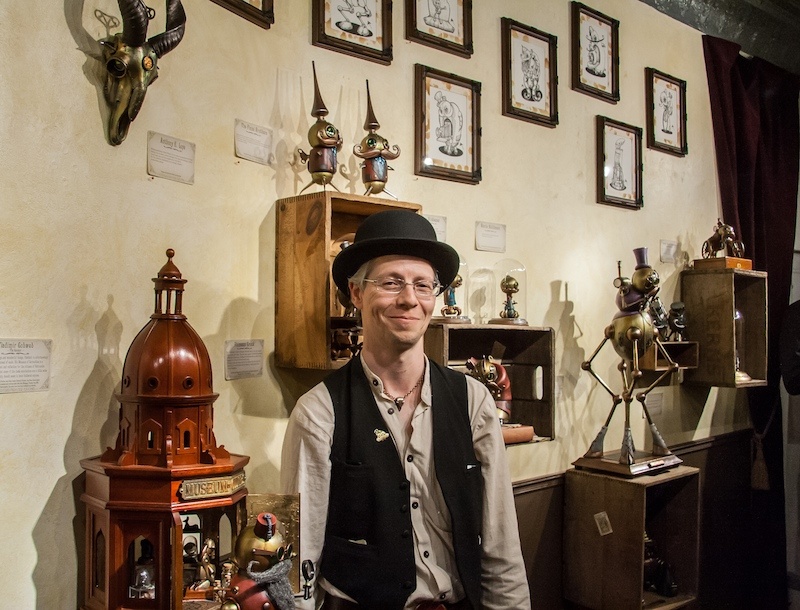 Doktor A: британский художник и дизайнер Брюс Уилскрафт