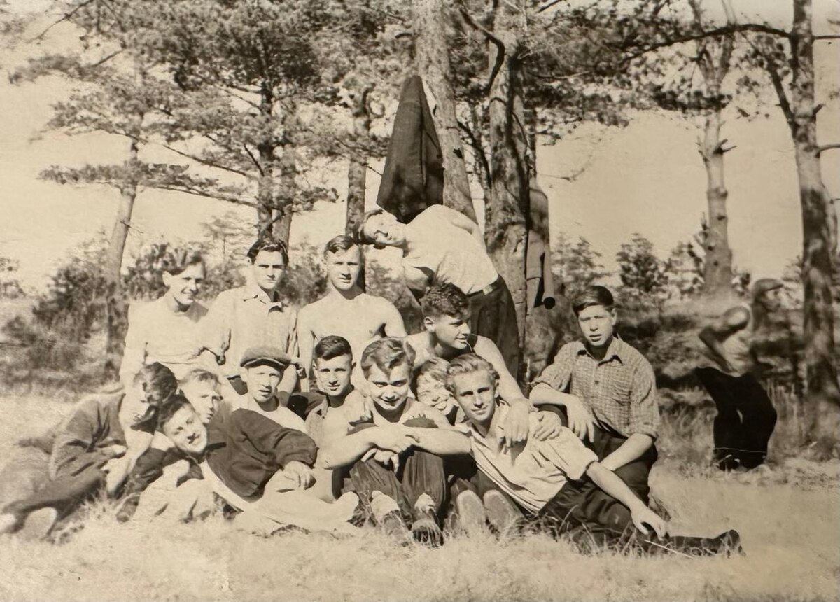 Это мы с дворовыми ребятами поехали на Левобережную купаться. Я сверху в центре.