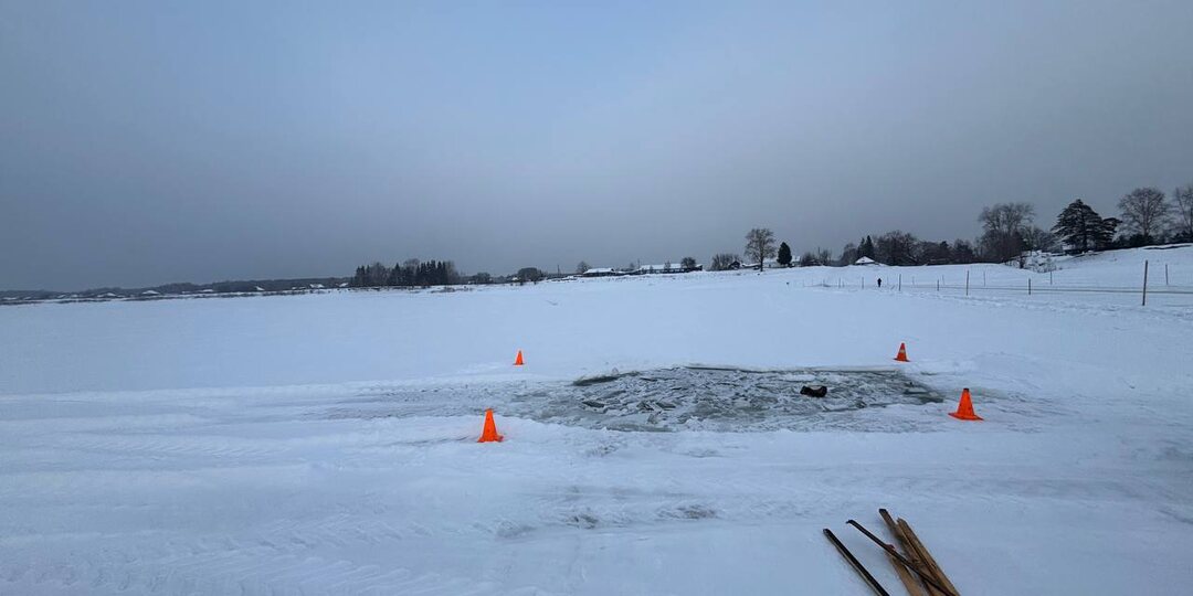 В Омской области на переправе через Иртыш провалился трактор