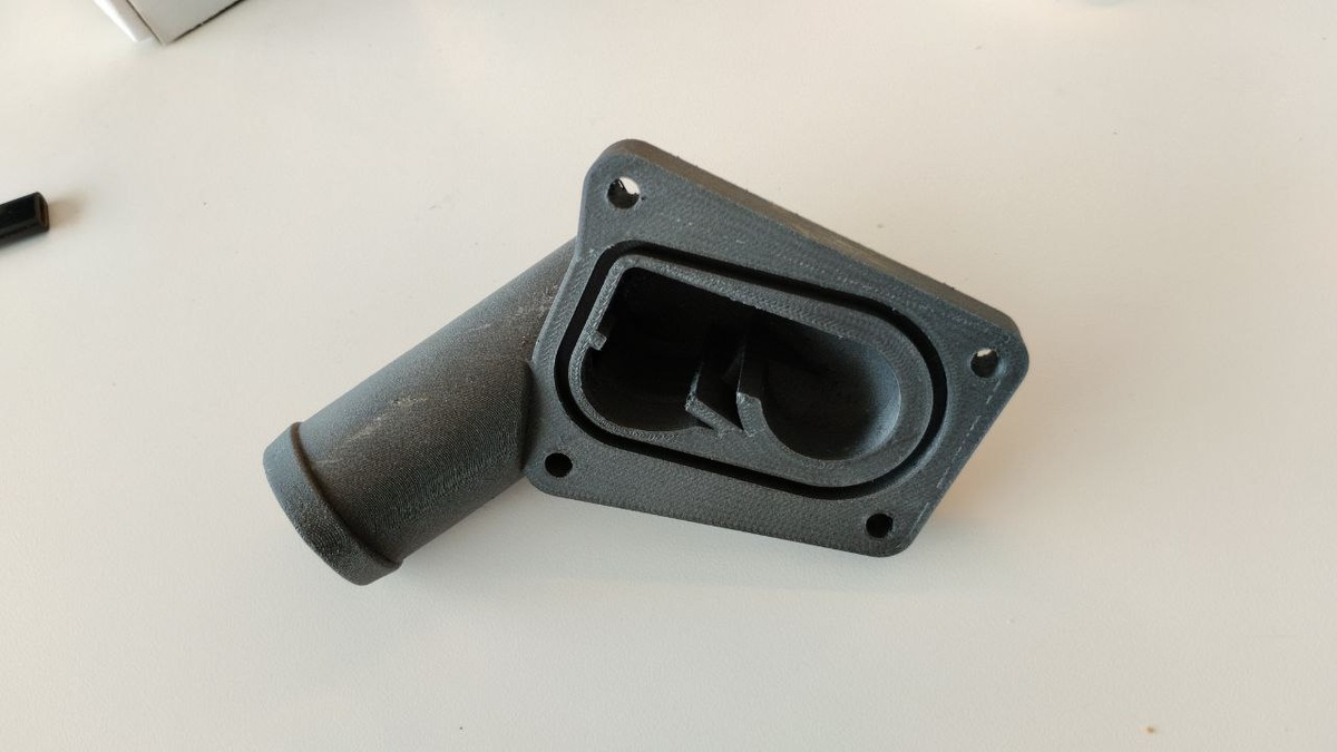 Крышка блока термостата двигателя от Mazda CX II 2021-2023 Дизель