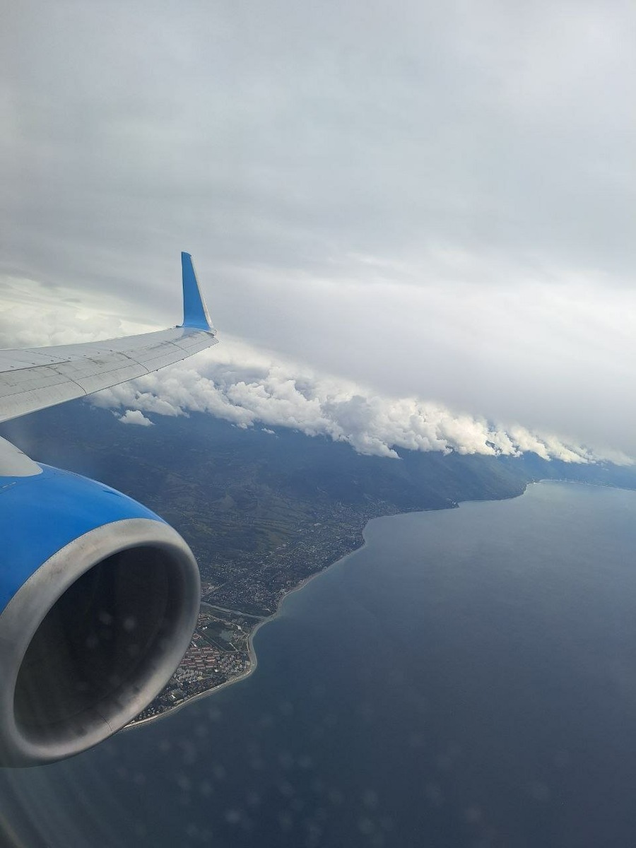 Подлетаем к Сочи, самолет всегда заходит на посадку с моря.