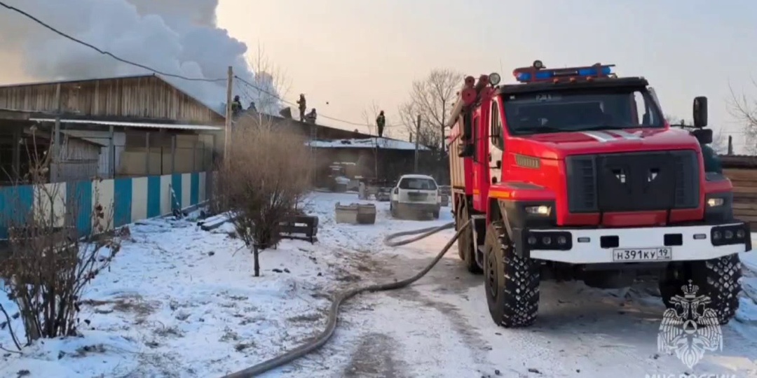 В Хакасии огнеборцы ликвидируют пожар в частном приюте для животных