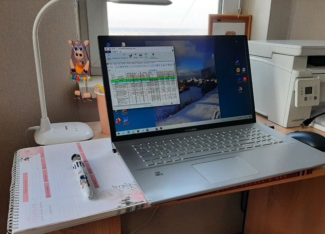 Фото моего рабочего места (работаю дома на удаленке). В блоге будет все личное: фото, скрины, цифры. Как есть - без прикрас - и из моей реальной жизни.