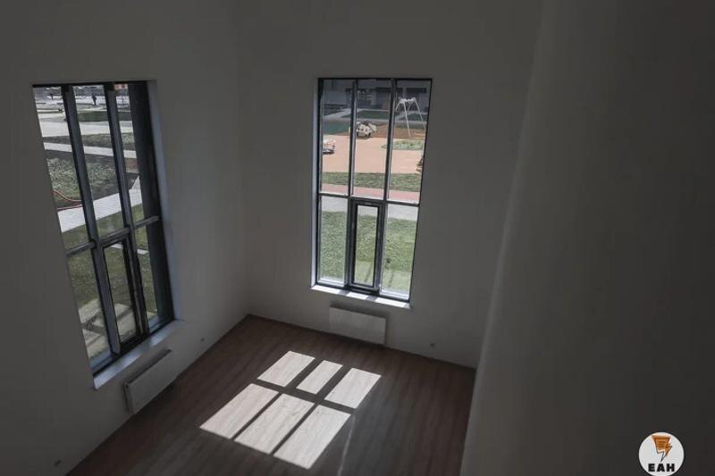    ЕАН. Пустая комната в новой картире