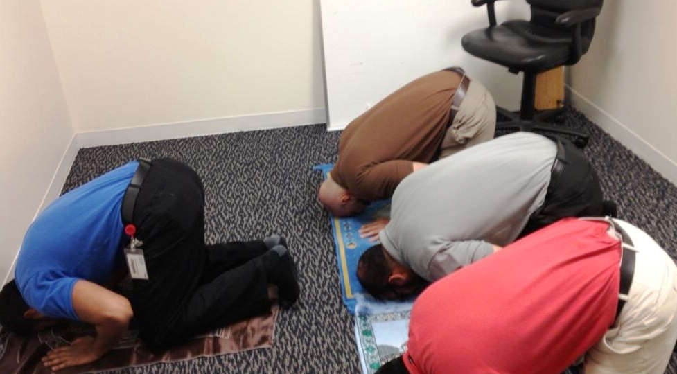 "Молитесь дома": В университете запретили создание молельной комнаты.