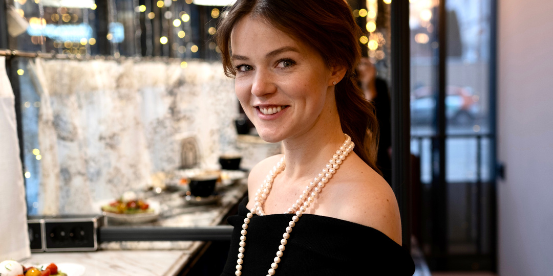 Почему нож справа, а вилка слева?