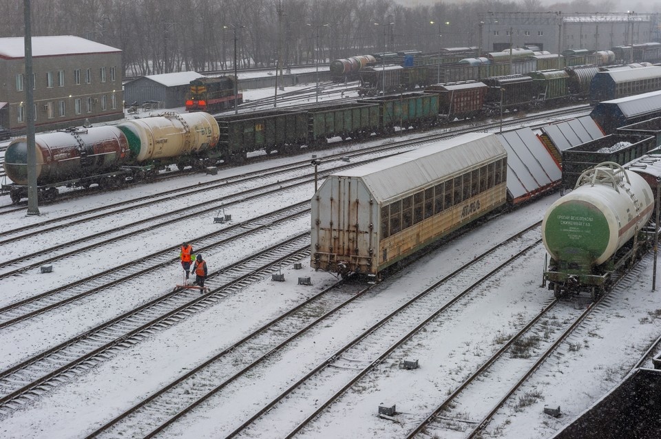    На опубликованных кадрах возле путей виден сильно поврежденный Renault Logan. Олег ЗОЛОТО