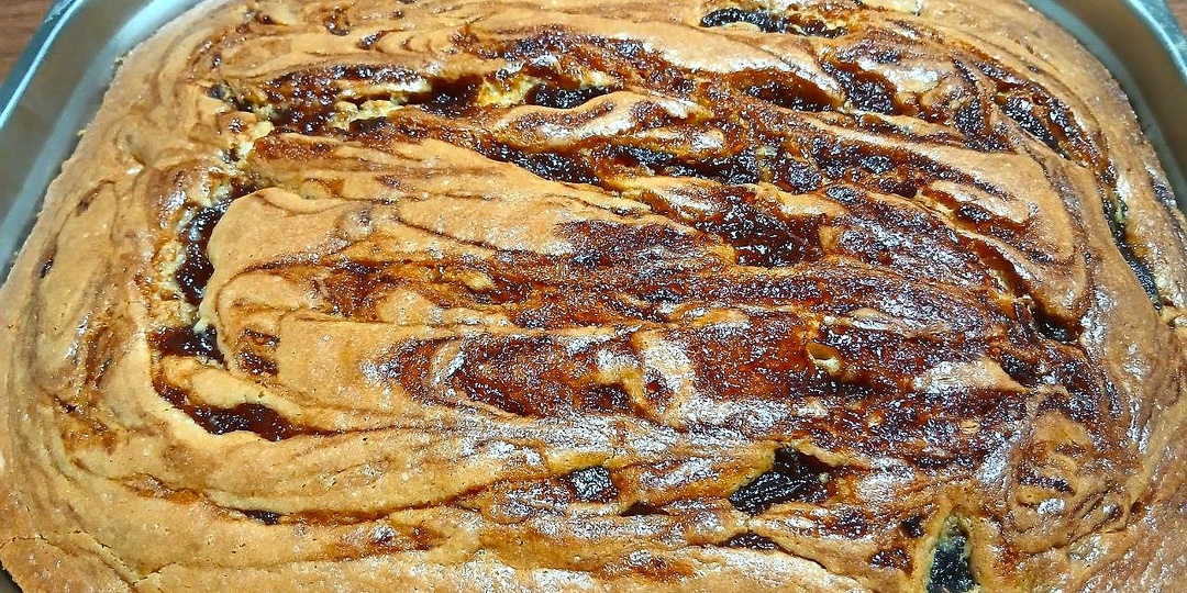 Воздушный пирог с вареньем.