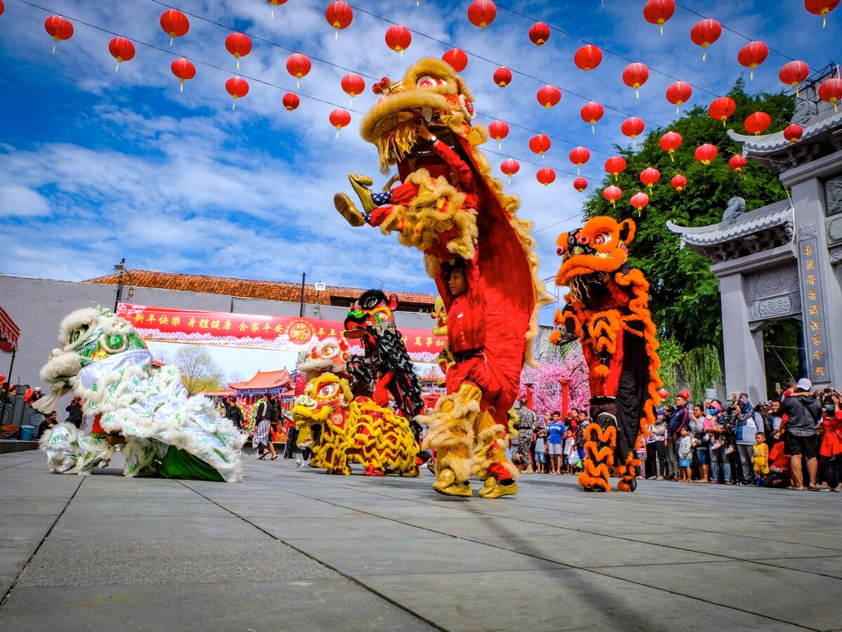 Неотъемлемая часть праздника — народные гуляния: танцы, уличные представления, маскарады, фейерверки и фестивали. Города буквально преображаются: улицы украшают красными фонарями, бумажными вырезками и символами наступающего года. Фото: Хери Нугрохо/CC BY-SA 4.0