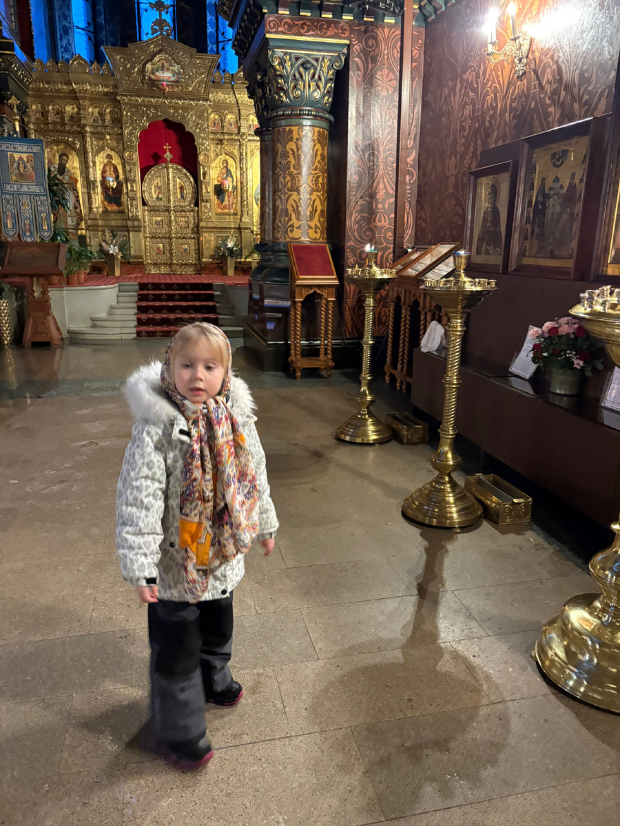 Алиса у иконы Пантелеимона.