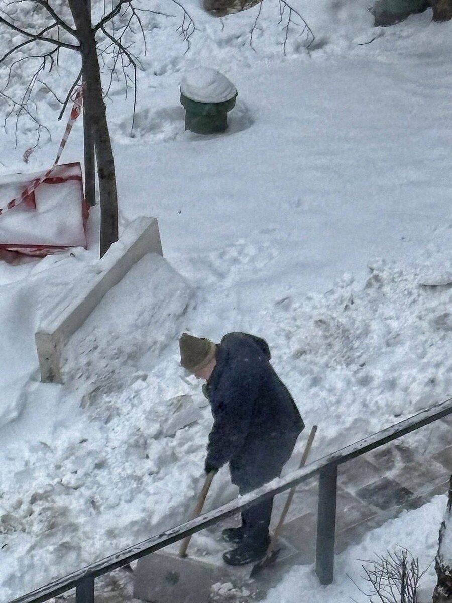     Юрий Норштейн чистит дорожки от снега рядом с подъездом. Фото: Телеграм-канал Подъем