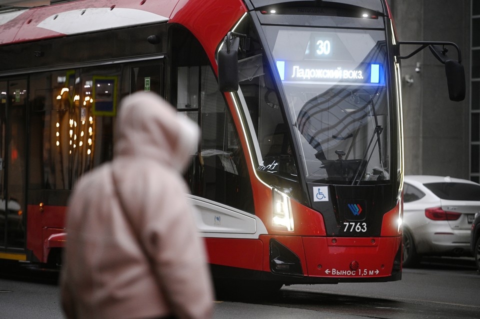    Трамваи № 51 и №100 вернулись на свой маршрут уже через 10 минут. Алексей БУЛАТОВ