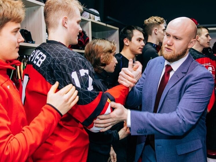     Егор Карп (справа). Фото: ХК "Сокол"