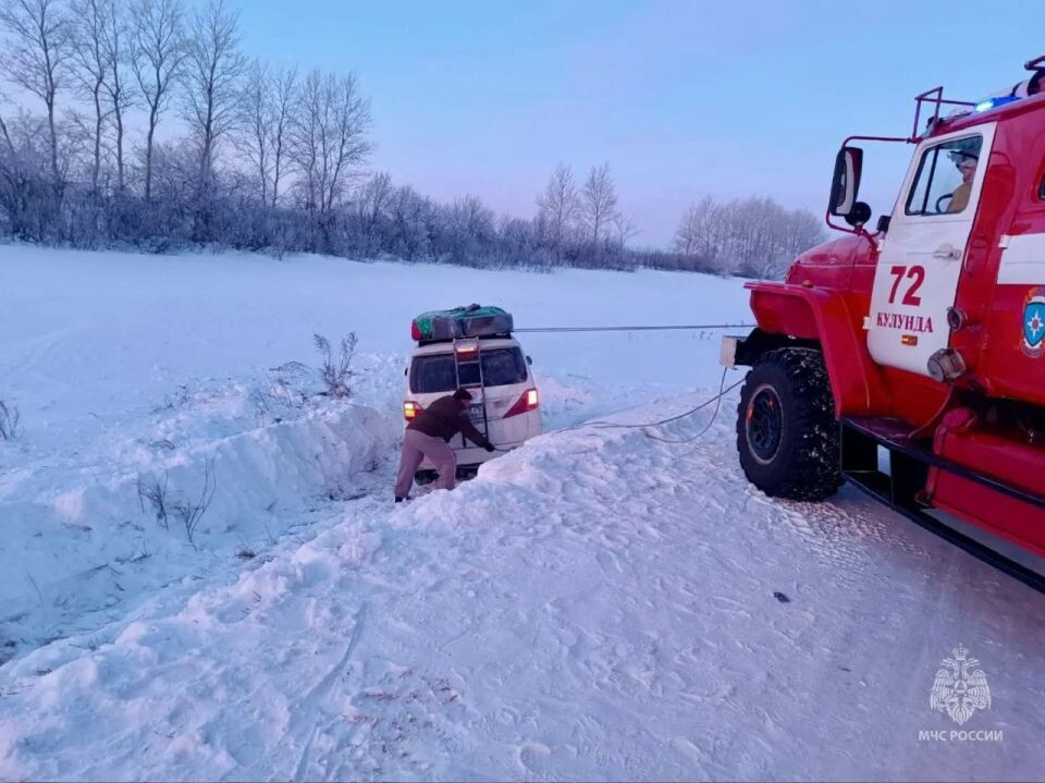    Машина в кювете в Кулундинском районе. Источник: ГУ МЧС России по Алтайскому краю