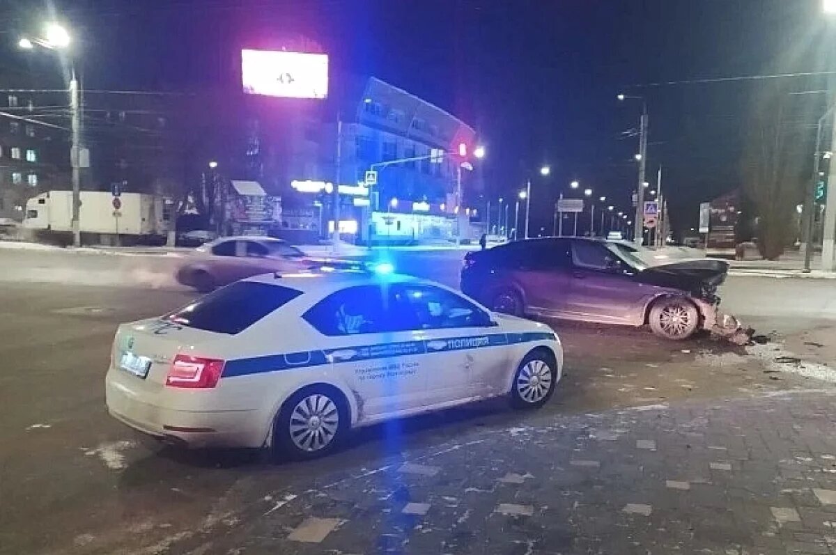    Никто не хотел уступать: иномарки столкнулись на перекрестке в Волгограде