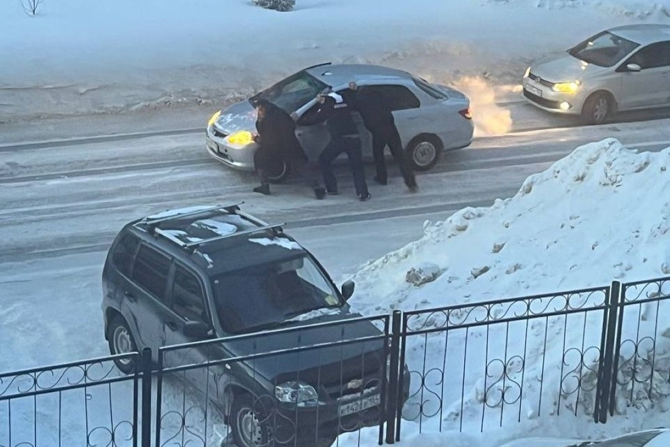    Она образовалась после некачественной уборки снега. Фото: предоставила читательница.