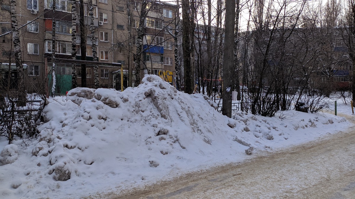 Вот такие кучи по всему району. Чистят.