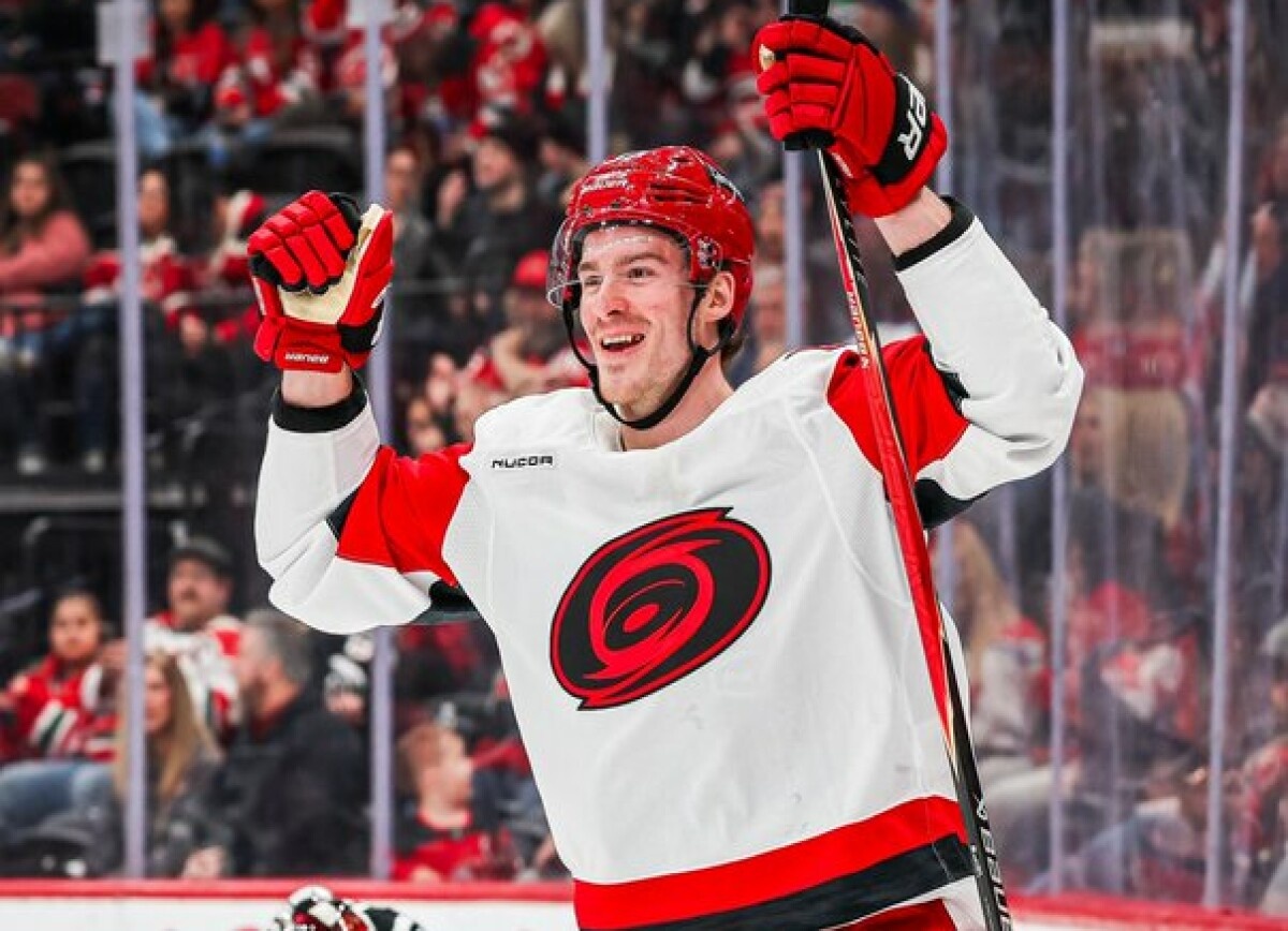     Реакции фанов «Каролины» на хет-трик Свечникова в игре с «Дэвилз»: кто-то еще хочет его обмена?