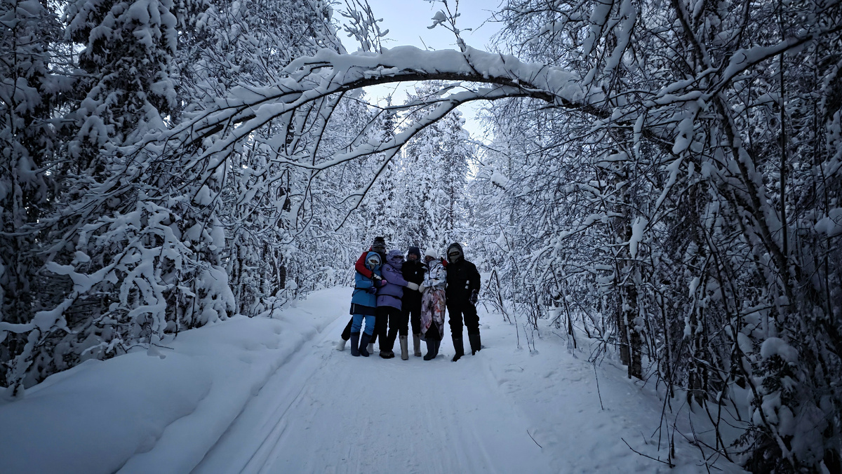 Друзья-туристы в Национальном парке Паанаярви