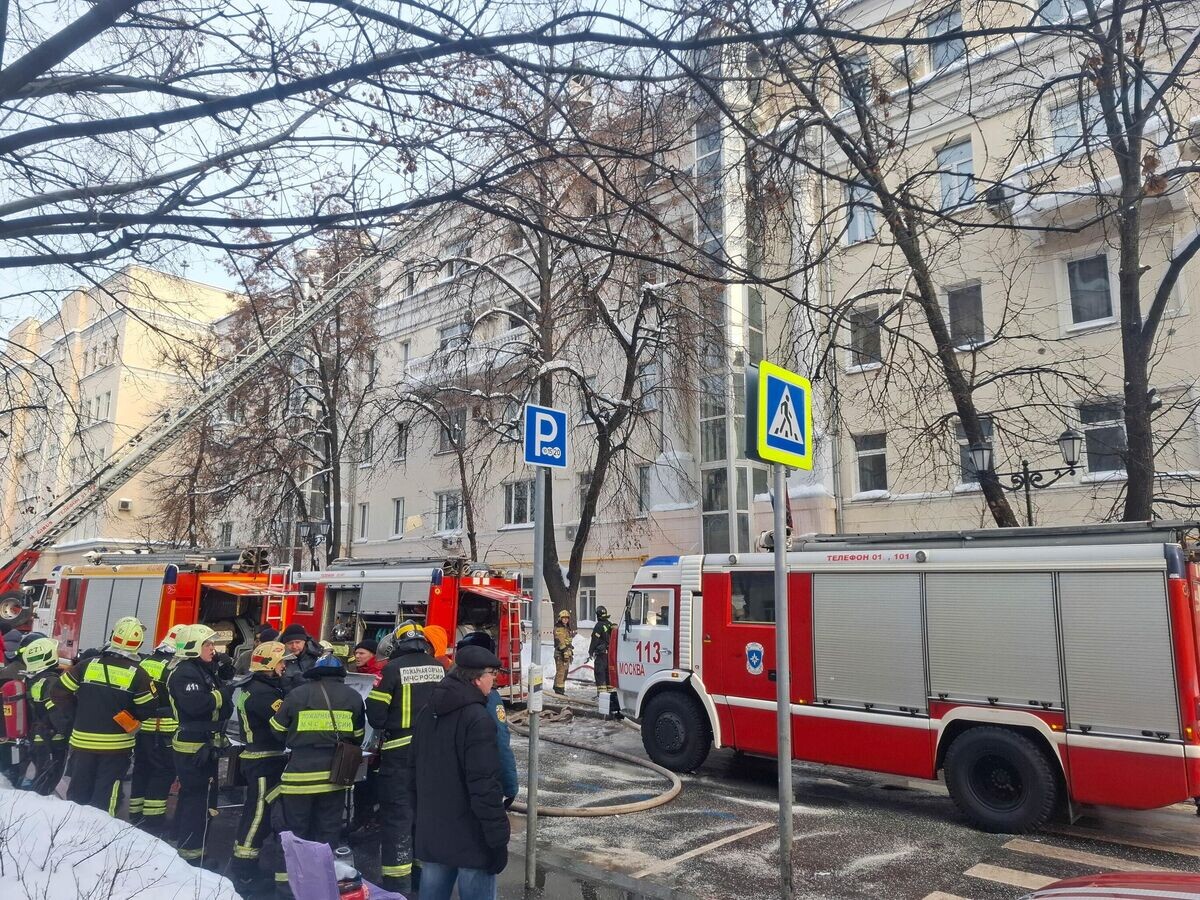    Ликвидация пожара в жилом доме на улице Татарская в центре Москвы | © АГН "Москва"