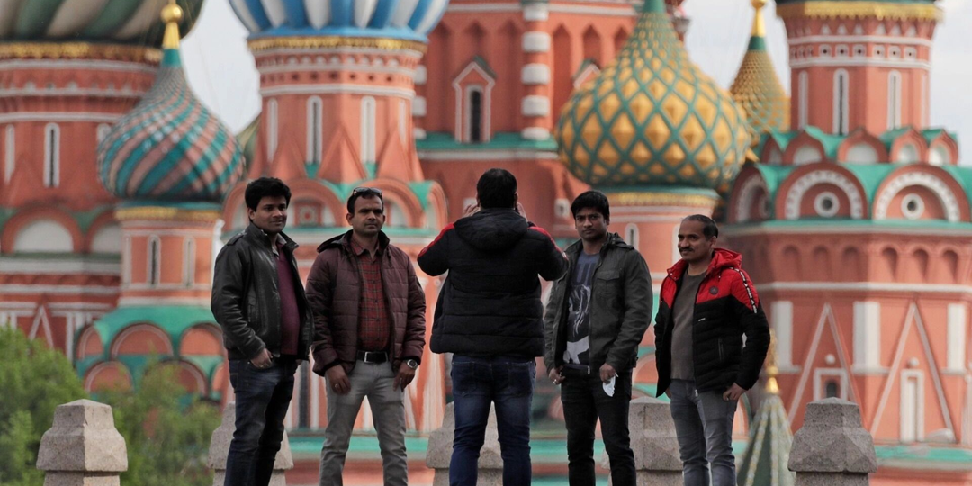 «Голову лопатой отрежут!» Какой образ индийских рабочих создают социальные сети