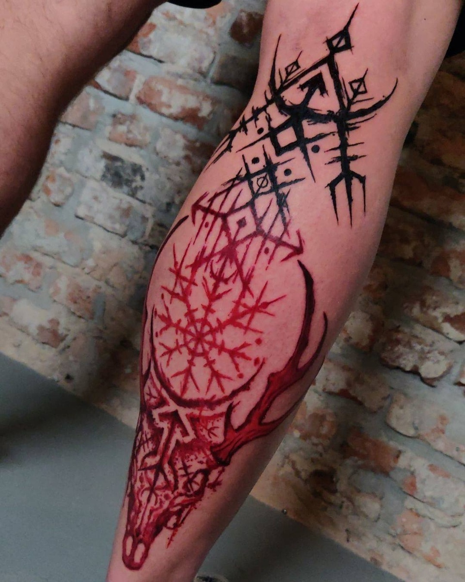 Среднее тату на ноге в Москве