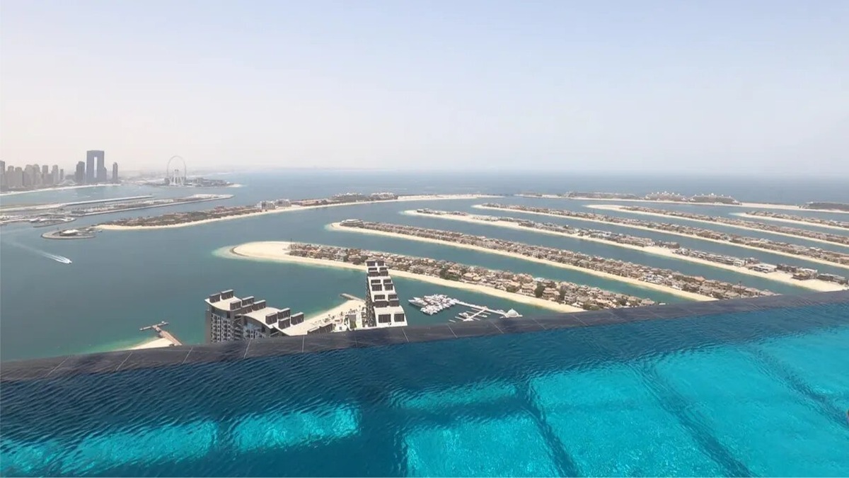 На 50-м этаже отеля Nakhel Palm Tower находится высочайший панорамный бассейн в мире — Aura Sky Pool Lounge. Оттуда можно полюбоваться грандиозными размерами искусственного полуострова Пальма Джумейра. Фото: Yandex / Яндекс Карты