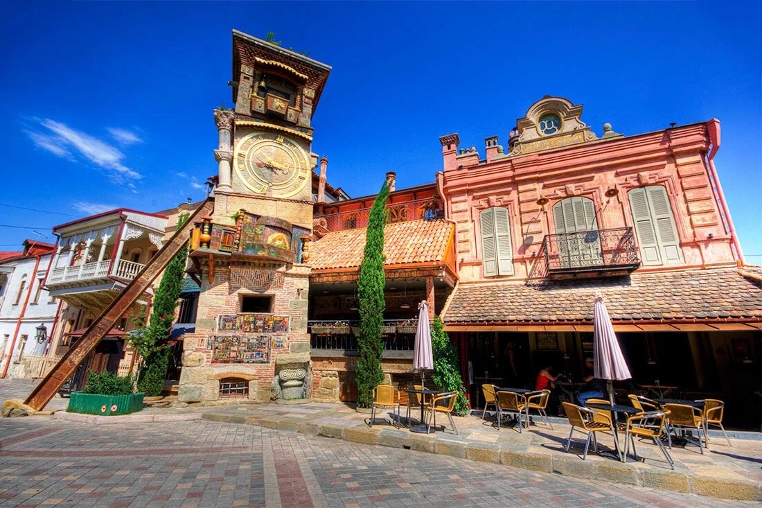 Драматург Резо Габриадзе, автор сценариев культовых советских фильмов «Не горюй», «Мимино» и «Кин-дза-дза!», лично спроектировал сюрреалистичное здание театра с элементами грузинского стиля, мозаиками и часовой башней. Спектакли идут на русском языке. Фото: Никита / Яндекс Карты