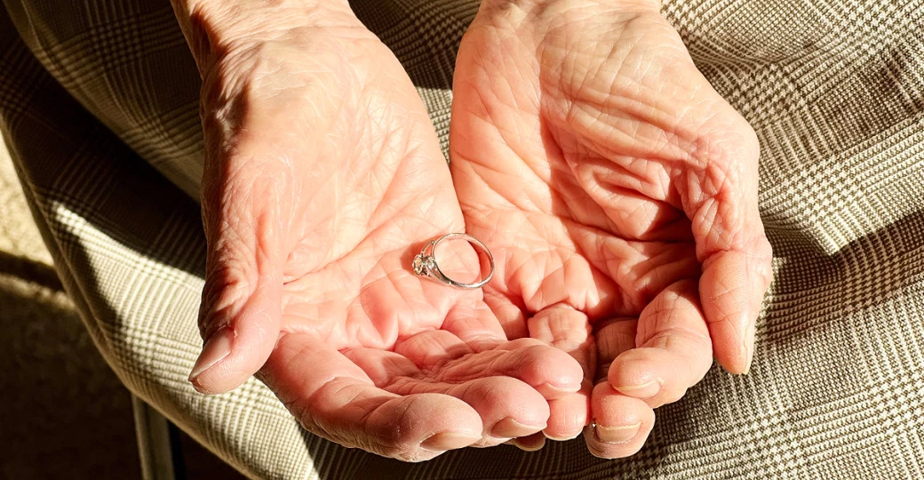 Женщине на Рождество подарили обручальное кольцо, которое она потеряла почти 50 лет назад