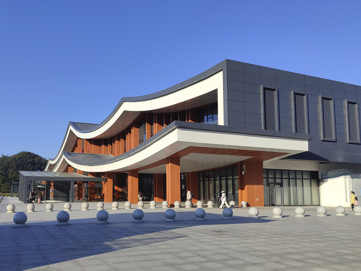 Вокзал в Фенхуане. Fenghuang Gucheng Railway Station