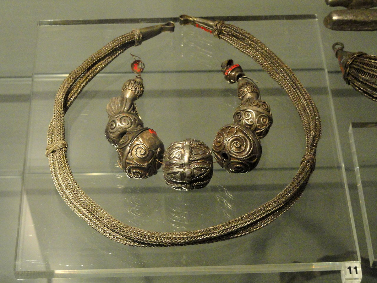 На фото выше - монисто, найденное в свое время финскими археологами в Tiurinlinna, "Тиверском городке" (Räisälä, ныне Мельниково). Выставлено в Национальном музее Финляндии.