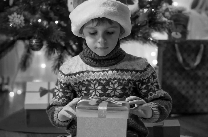Изображение со страницы https://www.istockphoto.com/tr/foto%C4%9Fraf/cute-boy-in-santa-hat-looking-inside-christmas-present-box-christmas-holiday-gm1611962609-531005508