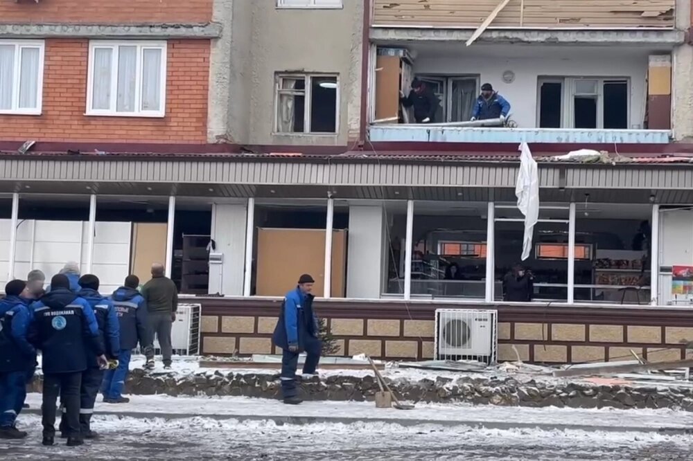    Сотрудники расчищают территорию. Фото: Кадр из видео/ ГУП Водоканал