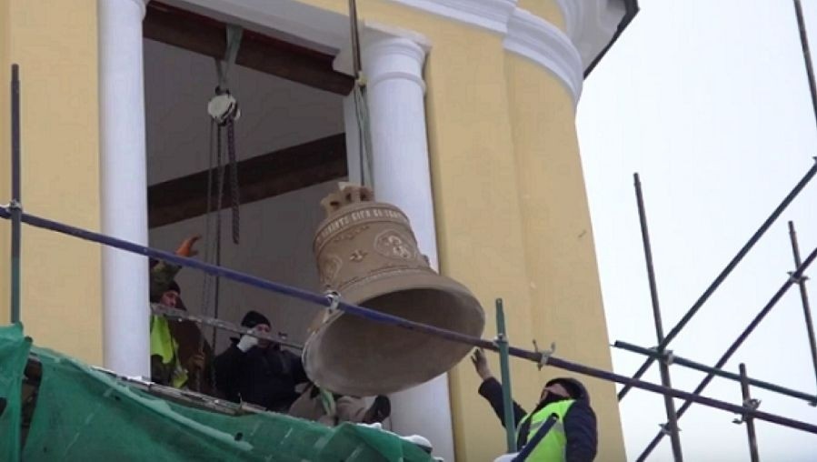 На колокольню одного из тверских храмов подняли колокол весом в 720 кг