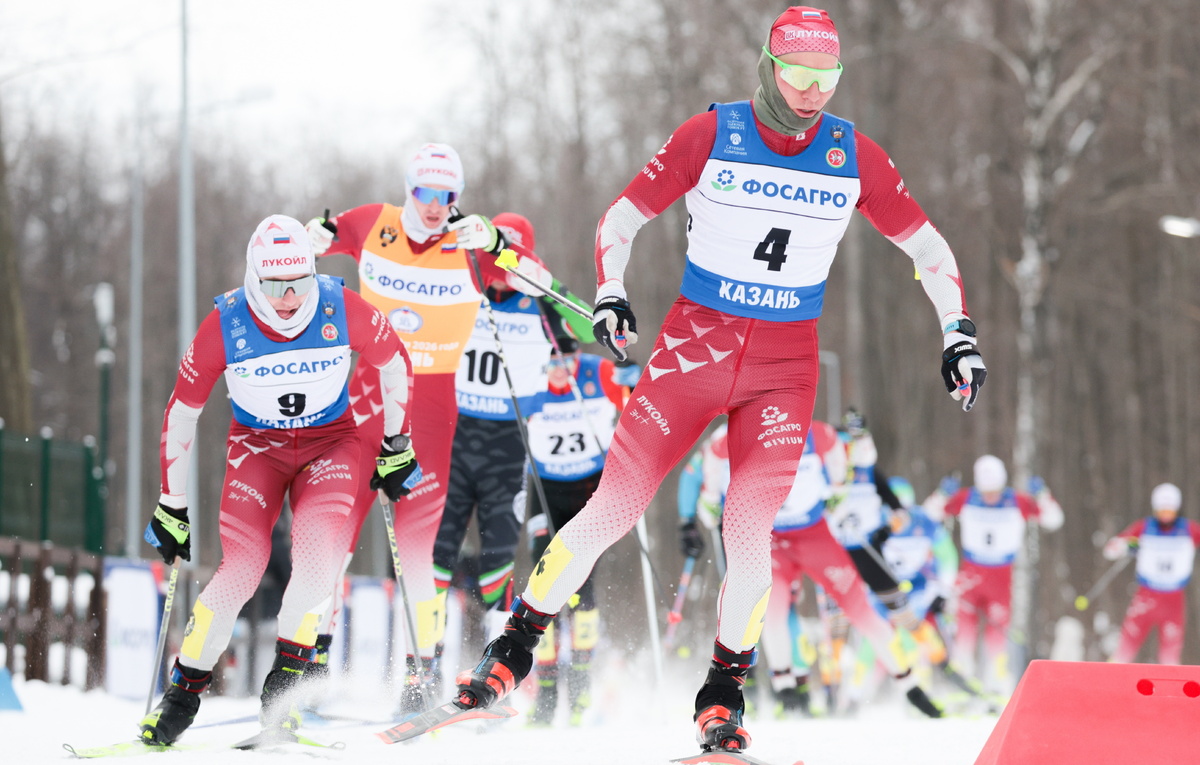    Александр Большунов (справа)  Егор Алеев/ТАСС