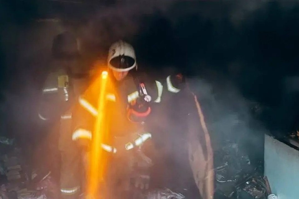    Ранним утром 18 января в Луганске в одной из многоэтажек квартала Южный произошел пожар. Фото: МЧС ЛНР