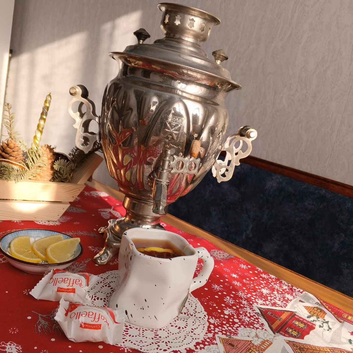 Самовар, увы, электрический.