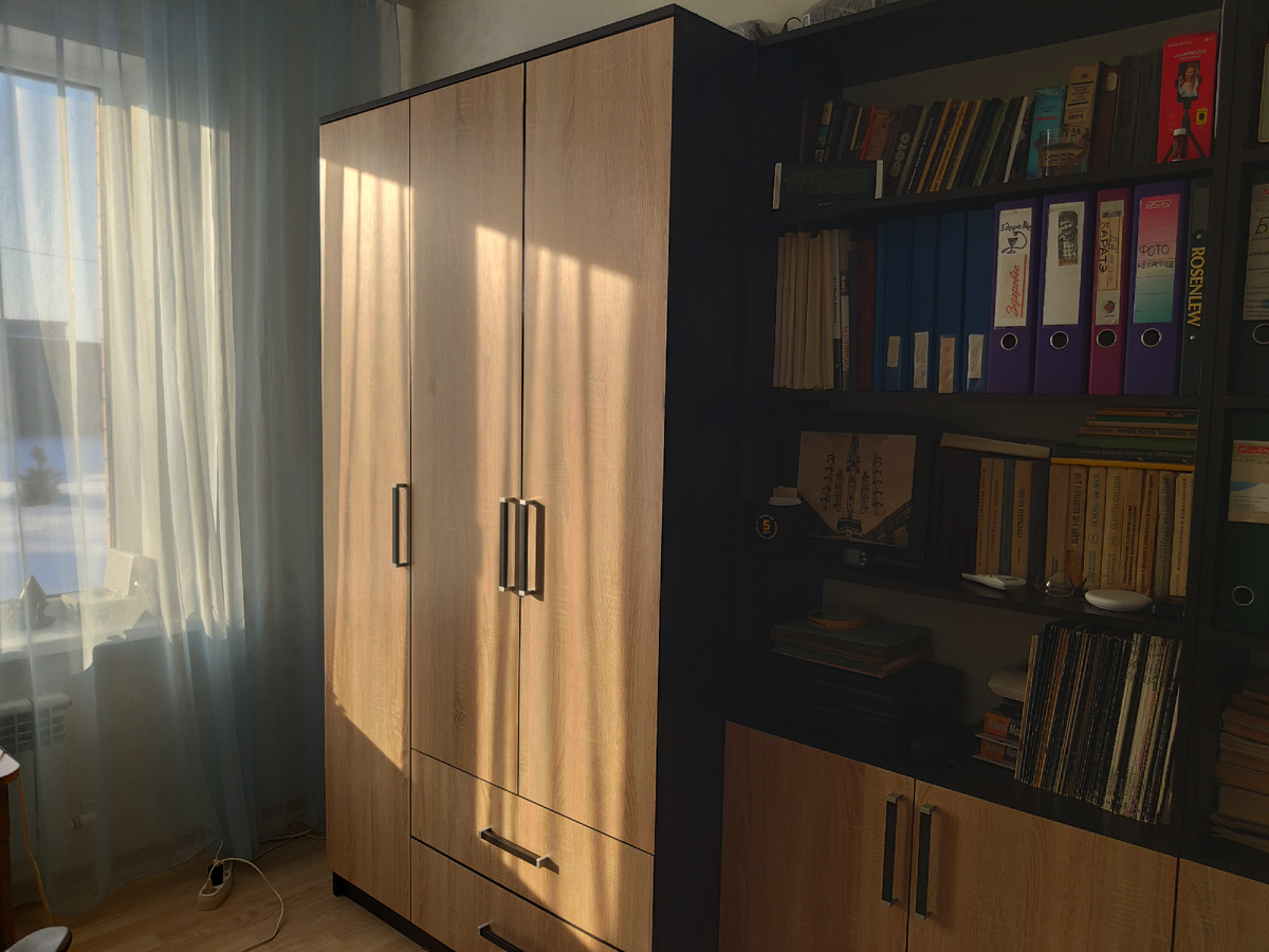 Шкафы для одежды и книг от фирмы Levox. Фото автора.