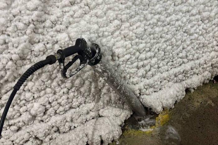 Петербуржец получил сотрясение от пистолета на мойке самообслуживания. Обложка © Telegram / Mash на Мойке