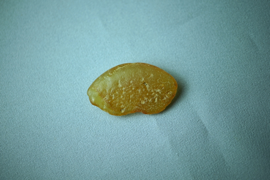 Заготовка - речной сердолик длинной чуть больше трёх сантиметров и шириной около двух. В сечении камень похож на сильно вытянутую каплю, сужающаяся к низу.