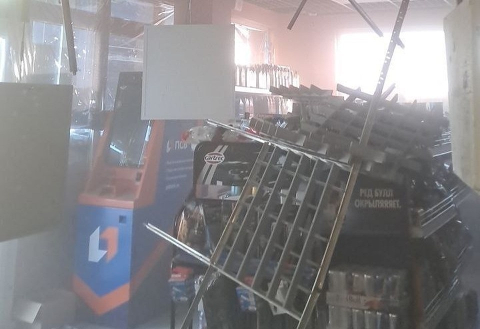    Кассир ранен при ударе по АЗС. ФОТО: Павел Филипчук.