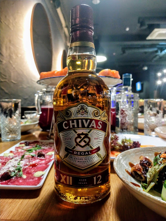 В шумном баре ресторана, ты стояла пьяна-пьяна. Или как там поётся?))