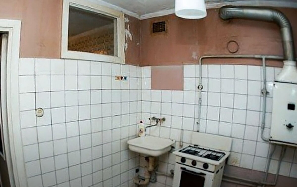 Тайна окна между ванной и кухней: зачем его делали в хрущёвках и почему отказались