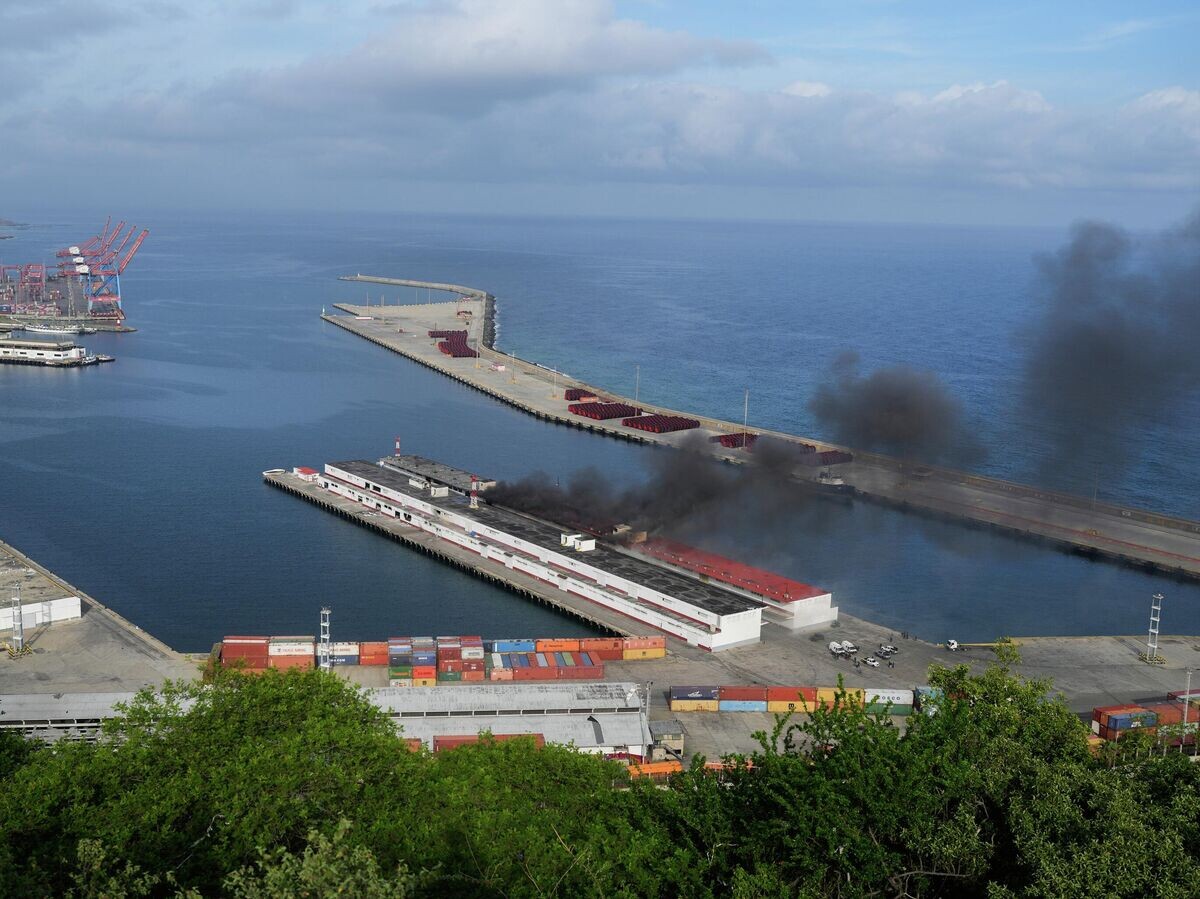    Дым после взрывов в порту Ла-Гуайра, Венесуэла | © AP Photo / Matias Delacroix