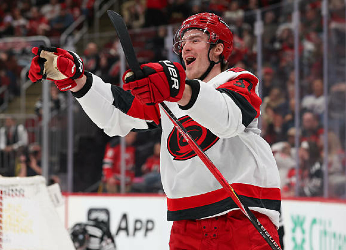     Наставник «Каролины» Бриндамор высказался о Свечникове, сделавшем хет-трик в игре с «Нью-Джерси»